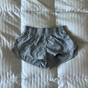 Lululemon hotty hot shorts 2.5 inch light grey/white: size 4
